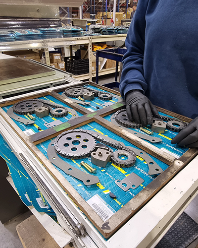 Interior del almacén de Balsamo Autopartes mostrando organización y variedad de repuestos